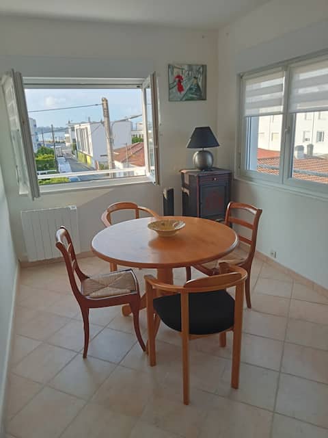 Popular Airbnb listing: City center apartment with sea view in Royan