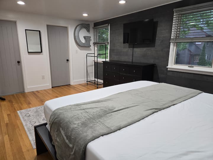 Საძინებელი №3 მე-2 სართულზე. Დიდი ზომის საწოლი ტელევიზორით და მიმაგრებული აბაზანა-ტუალეტით. Ტანსაცმლის საკიდი და კომოდის უჯრები გათვალისწინებულია ნებისმიერი ტანსაცმლისთვის. Კარი მარცხნივ = სააბაზანო. Კარი მარჯვნივ = კარადის კარი = ჩაკეტილია.