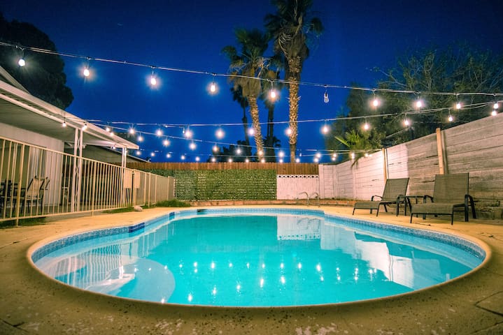 5 Star Stairs-less 4B3B, Close to Strip, King Bed