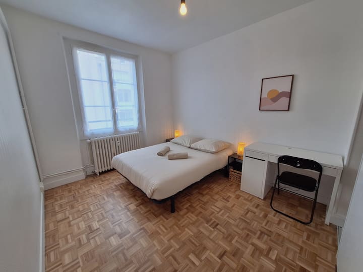 Спалня със 140 легла с бюро и килер