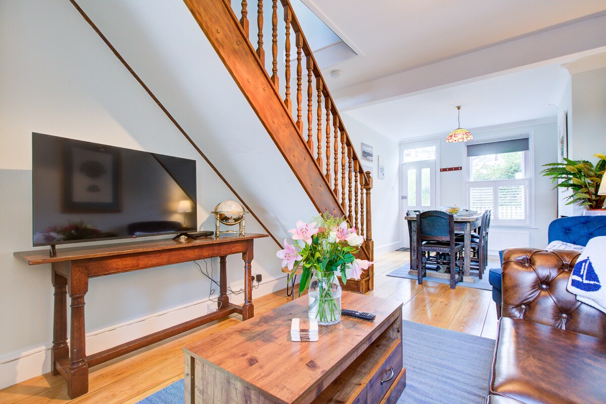 Top Airbnb: Stunning Cottage in the Heart of Old Leigh in Leigh On Sea