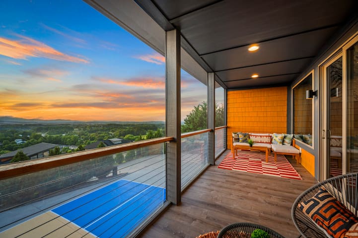 Pickleball Court, Spa Room, Newly Remodeled Home! gallery image 3