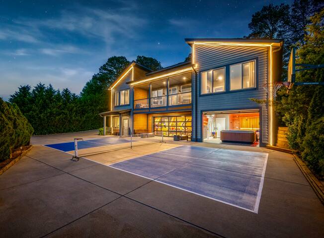 Pickleball Court, Spa Room, Newly Remodeled Home!
