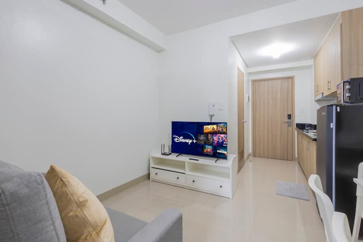 „Pohodlne relaxujte na našej útulnej pohovke ️ a vychutnajte si rodinné filmové večery so službami Netflix a Disney+ pripravenými v televízii .“