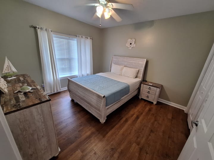 Трета спалня

- двойно легло
- Нощно шкафче
- скрин
- дрешник
- Вентилатор
- телевизор