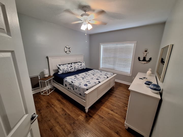 Втора главна спалня!

- Суперголямо двойно легло
- Скрин
- 2 нощни поставки
- Вентилатор
- телевизор
- Самостоятелна баня
- Голяма разходка под душа
- Голяма разходка в килера