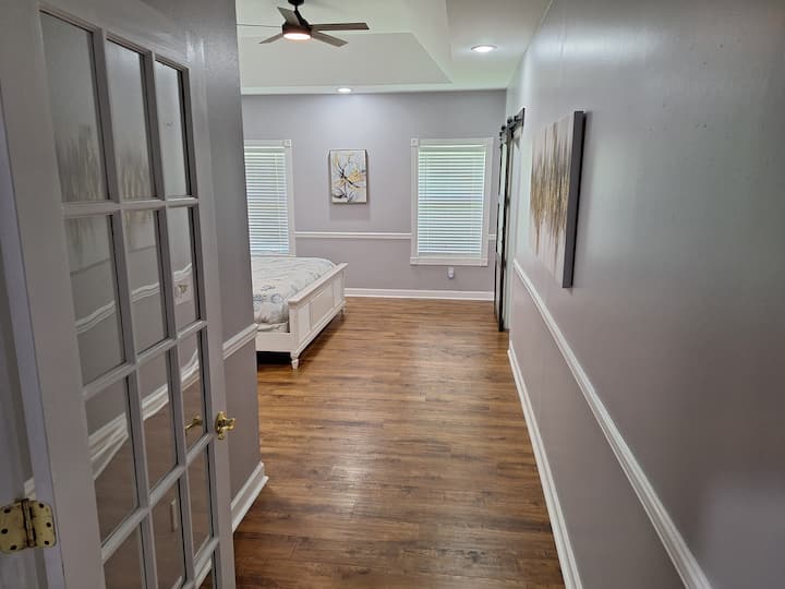 Основна спалня!

- суперголямо двойно легло
- Скрин
- 2 нощни поставки
- Вентилатор
- Телевизор
- Самостоятелна баня
- Душ
- реактивна тръба
- двойни мивки
- Самостоятелна тоалетна
- голям дрешник