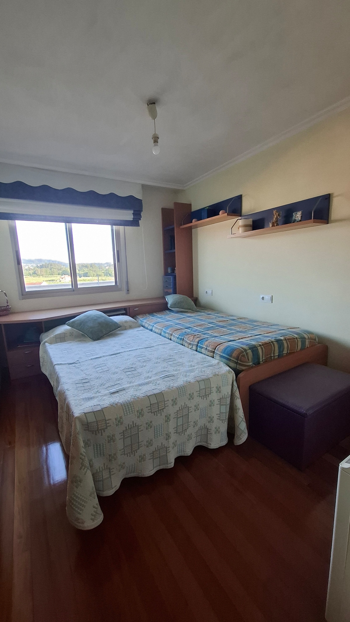 habitación con dos camas de 1,05 que se pueden juntar o separar según la necesidad e incluso se puede guardar y usar como individual. Con armario y cajones para la ropa y ventana con vista a la terraza. Baño frente a la habitación 