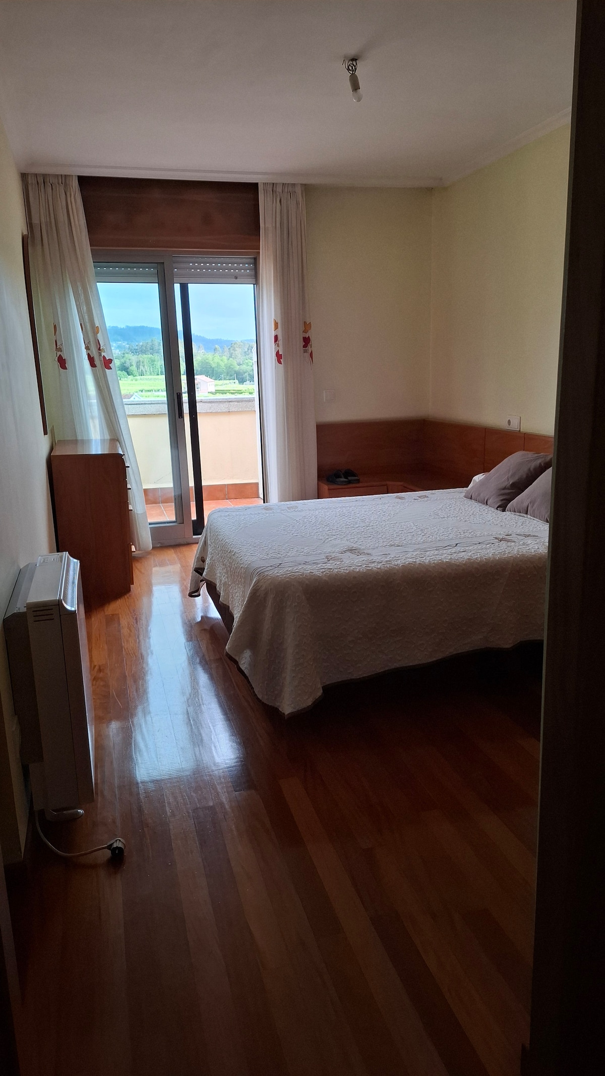 Habitación de matrimonio con cama de 1,50 y baño privado en la habitación asi como acceso directo a la terraza 