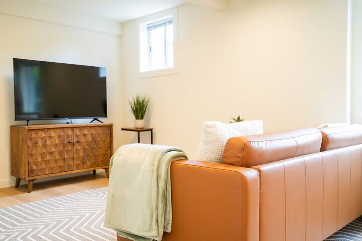 Modern 3B Home in Central Ballard – One floor gallery image 2