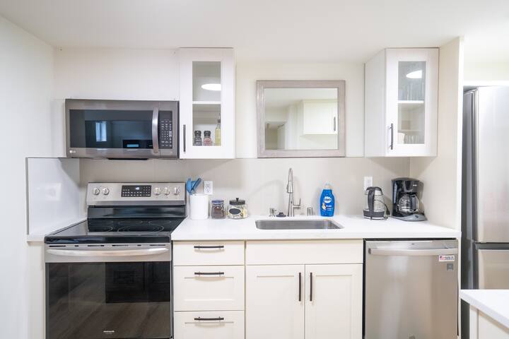 Modern 3B Home in Central Ballard – One floor gallery image 4