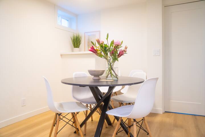 Modern 3B Home in Central Ballard – One floor gallery image 3