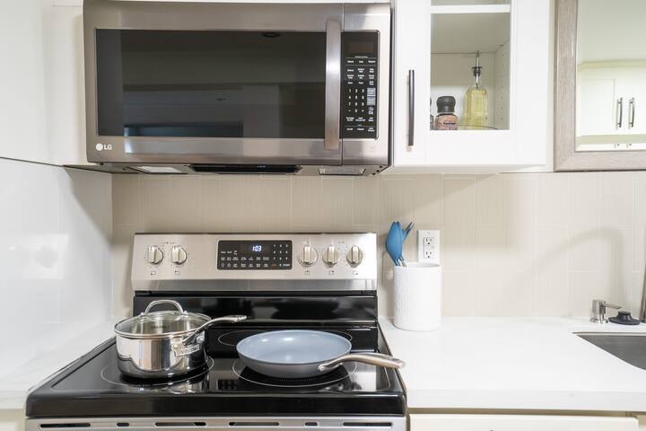 Modern 3B Home in Central Ballard – One floor gallery image 5