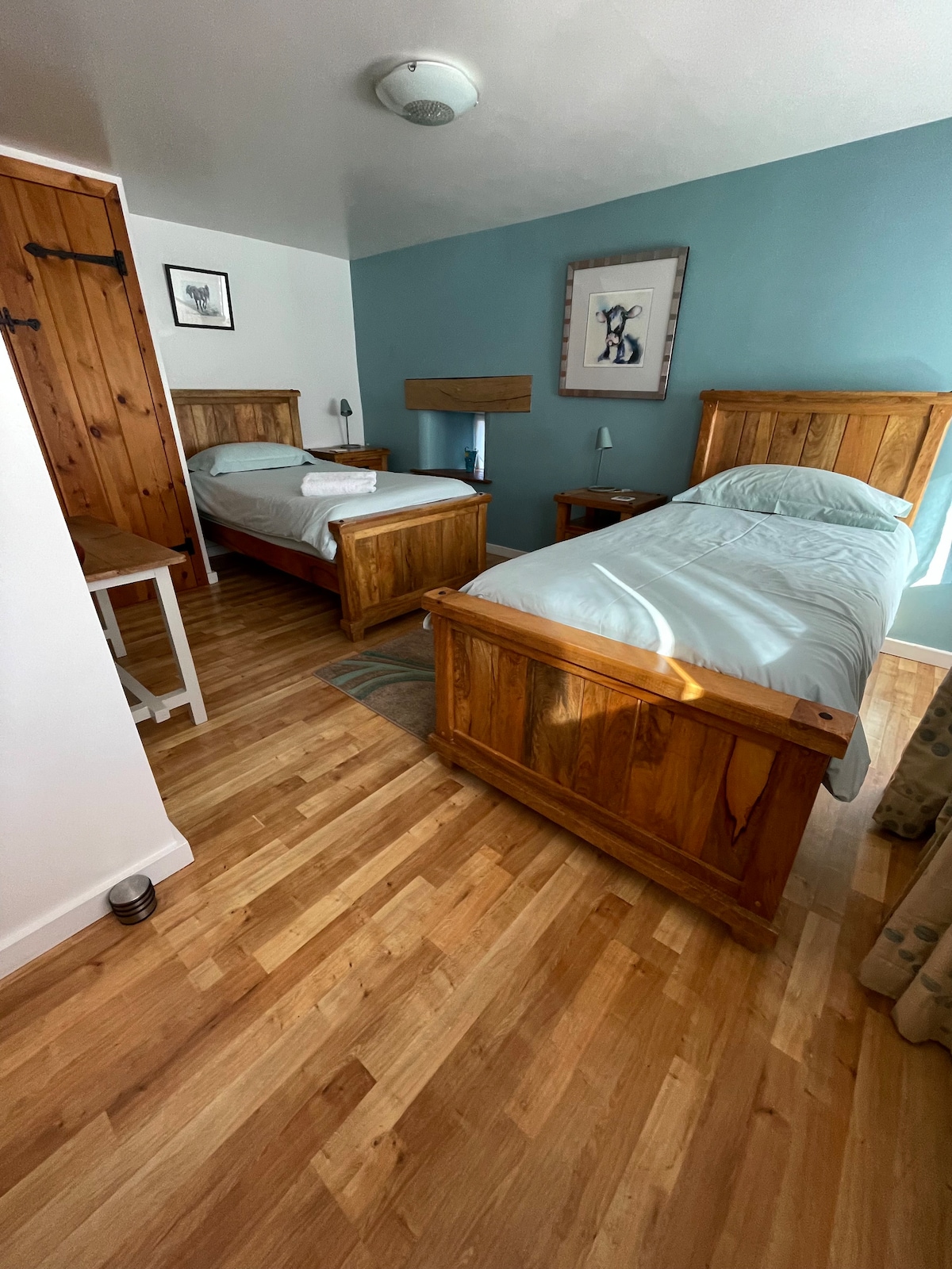 Habitación doble con armario y baño principal justo al lado. Cuna de viaje para tu viajero. 