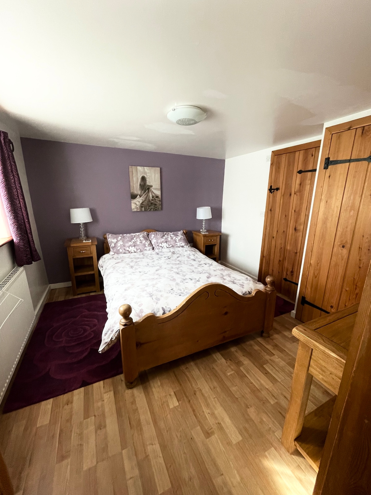 Dormitorio principal con armario, TV y baño privado con ducha dentro de este edificio único anunciado. 