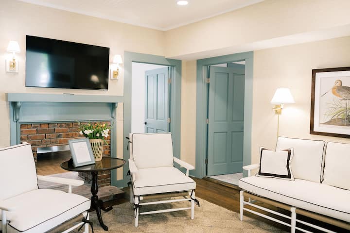 The Bunk House: The Queen Suite (Unit 12) - Beaufort, NC