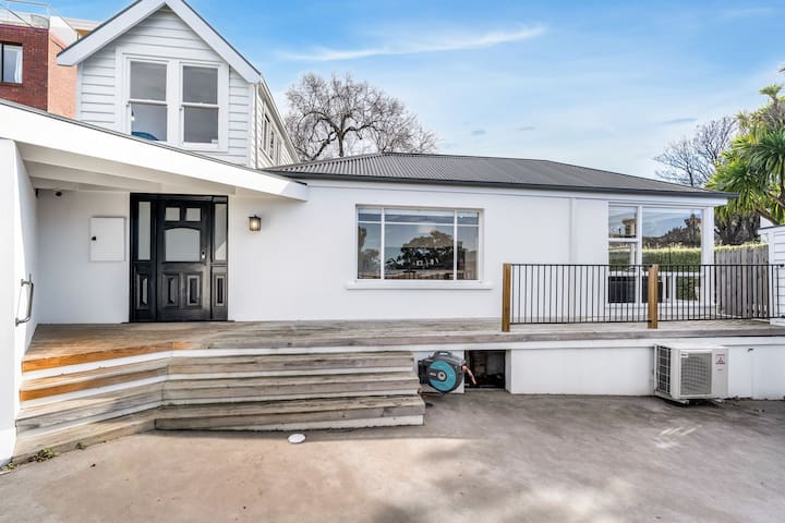 Elegant Escape Minutes from Hobart’s Best Spots