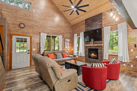 Luxury Chalet w/ HotTub-Sauna-Gym-EVCharging-AC-WiFi