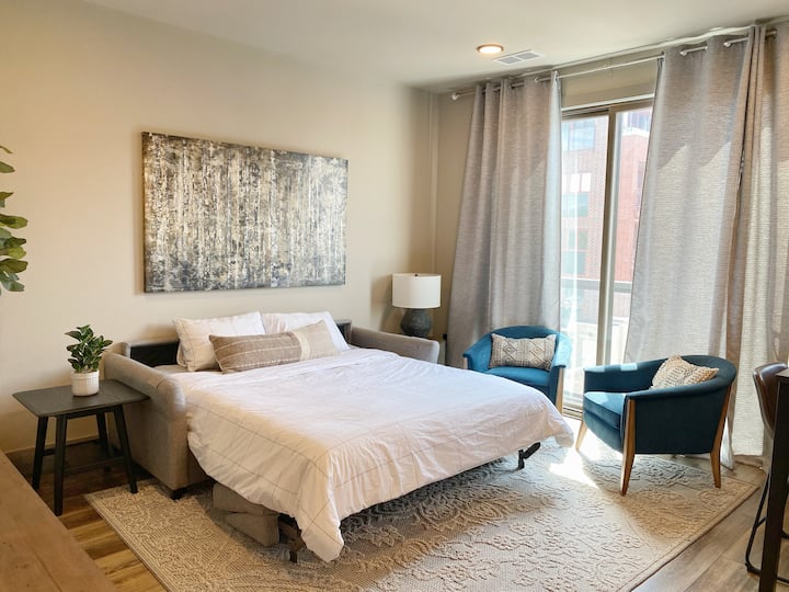 Central Contemporary Condo With Parking! - トラバーズ・シティ, MI