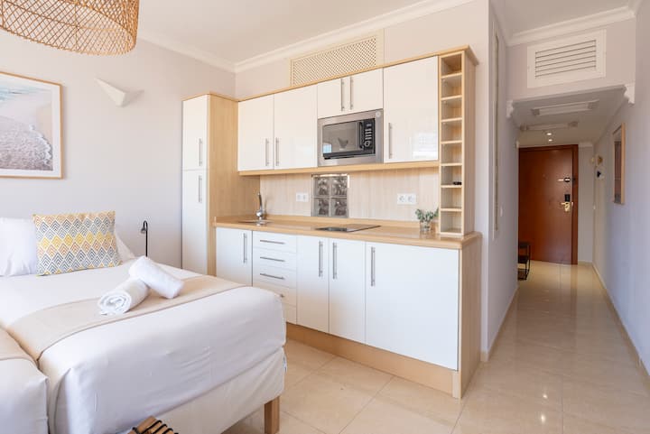 Las Palmeras | Beach Front | 1min Walk Everywhere - Fuengirola
