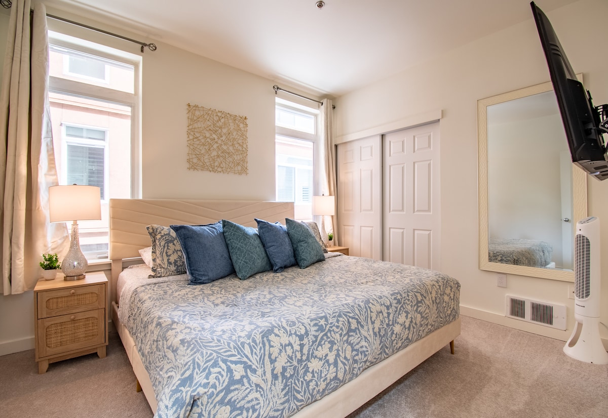 Dormitorio principal con cómoda cama tamaño king de espuma viscoelástica