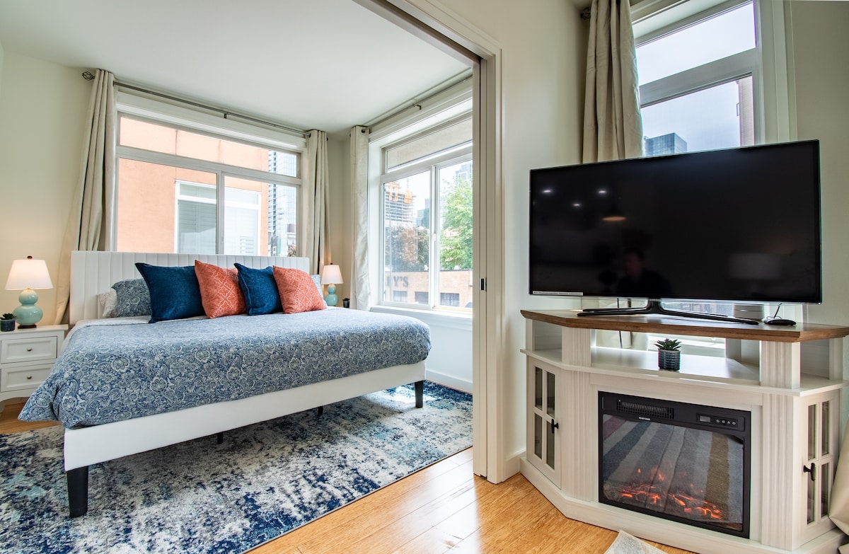 Segundo dormitorio con cama tamaño king de espuma viscoelástica y ventanas envolventes 