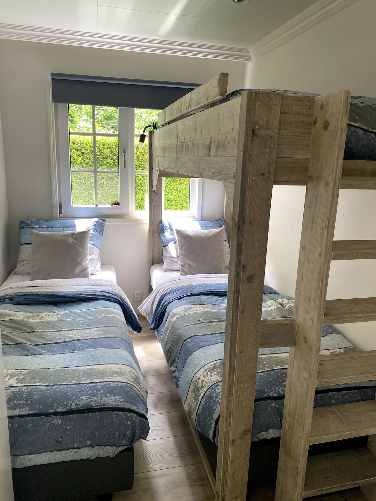 2张单人弹簧床和1张双层床。