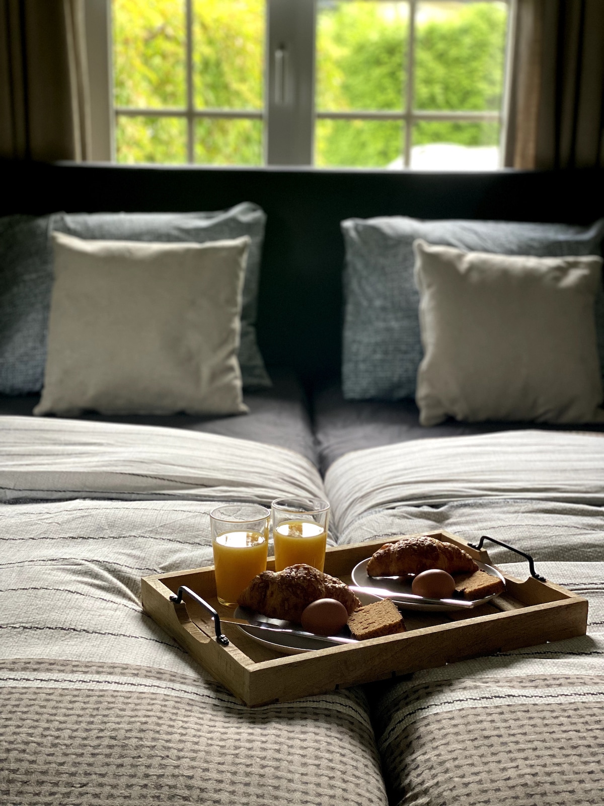 醒来，在床上享用早餐