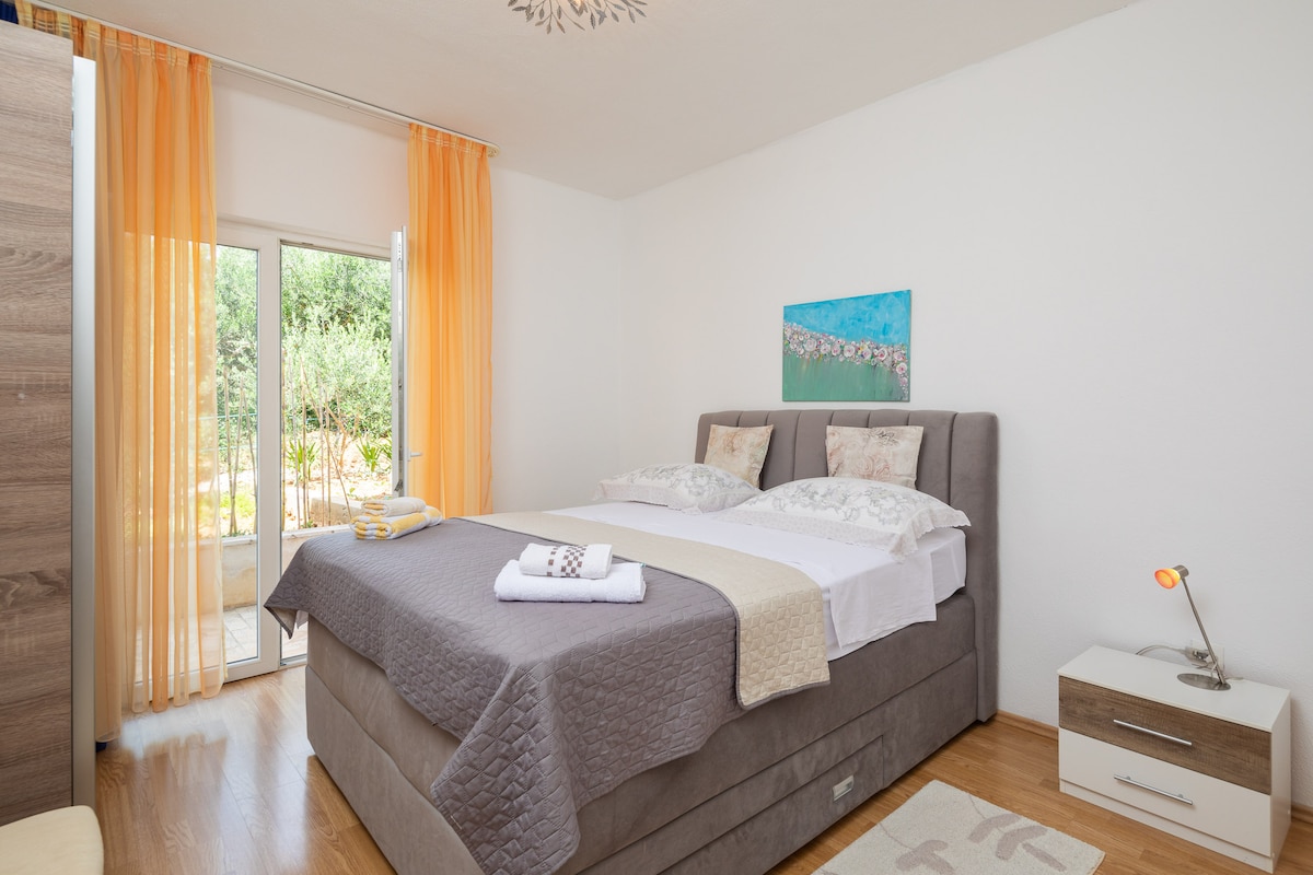 Spavaća soba s udobnim bračnim krevetom 