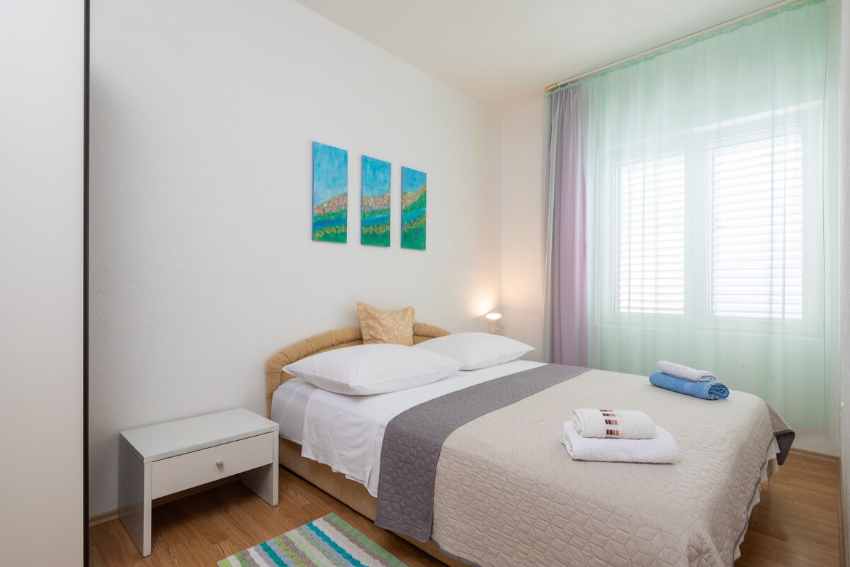 Spavaća soba s bračnim krevetom 