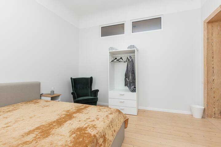 5 bedrooms 2 Apartments different floors gallery image 4