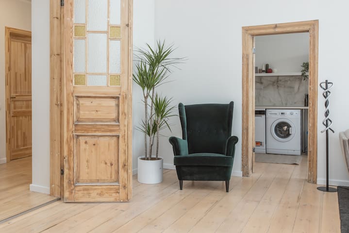 5 bedrooms 2 Apartments different floors