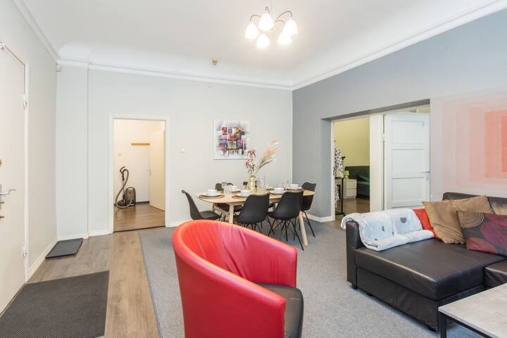 5 bedrooms 2 Apartments different floors gallery image 2