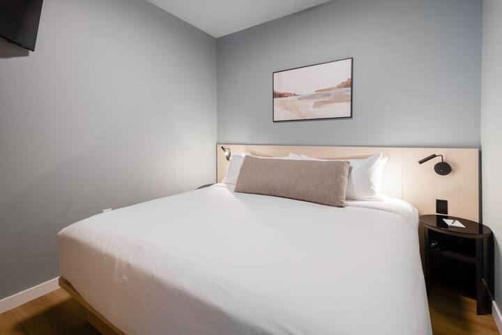 Smithe House- Modern Family Apartment -Yaletown gallery image 3