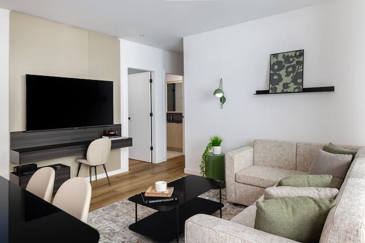 Smithe House- Modern Family Apartment -Yaletown gallery image 2