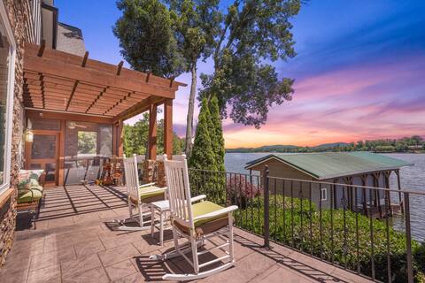 Luxury 3 Bedroom Lakeside Retreat!