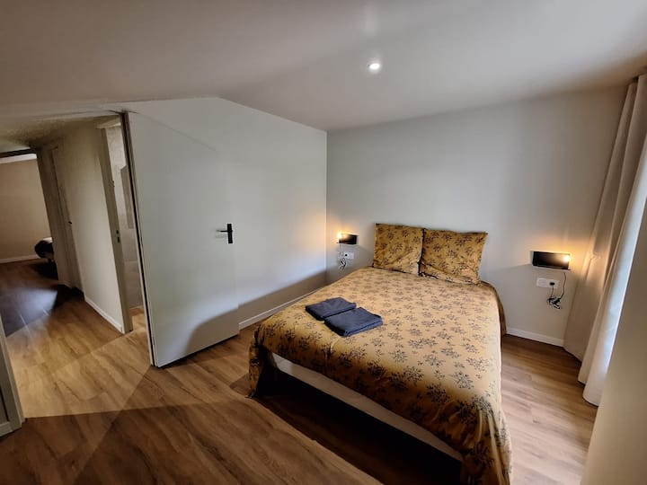 спална соба 1 на горниот кат (скали по кои треба да се оди)