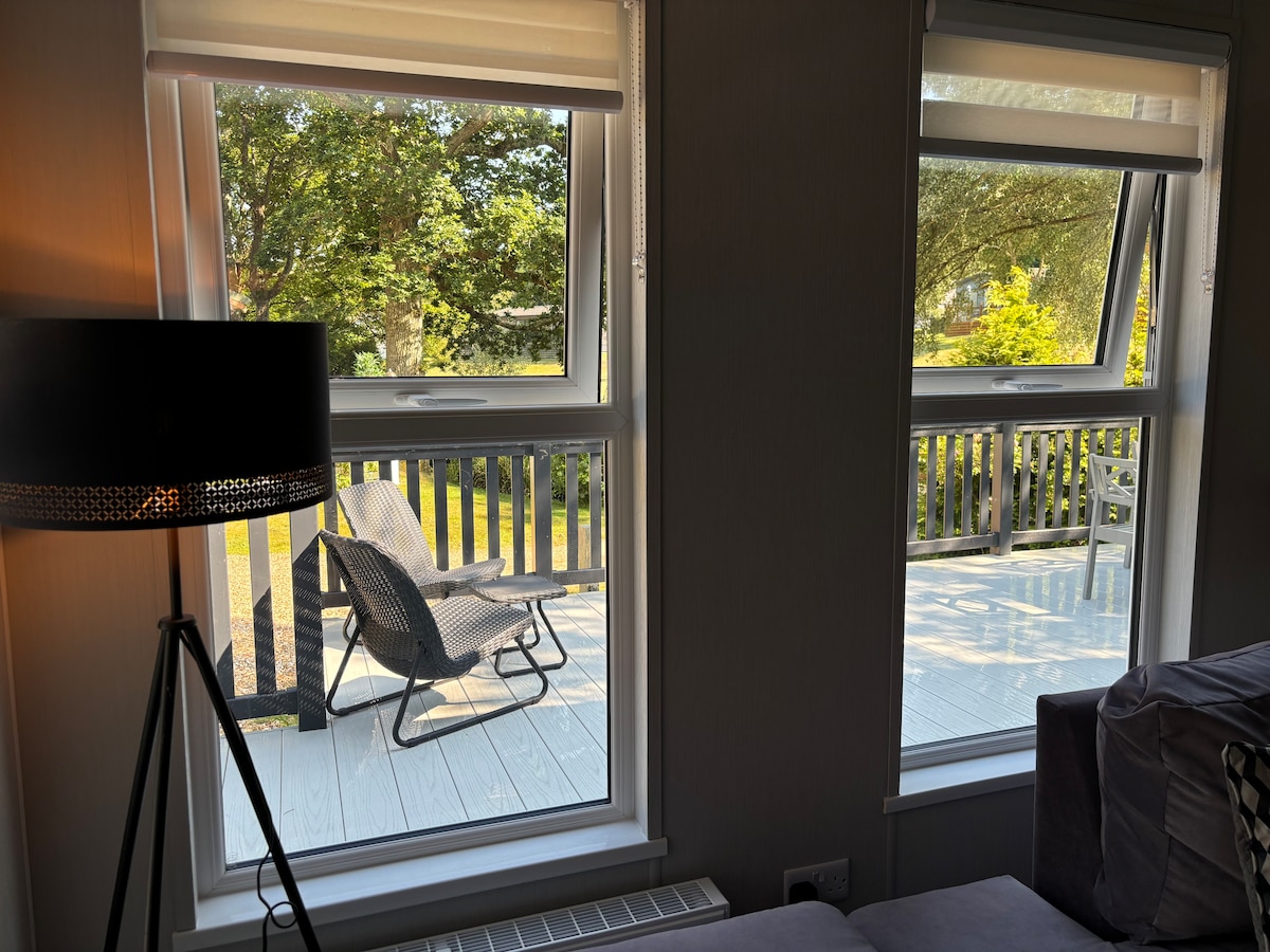 Popular Airbnb listing: Riverbank Lodge, Shorefields, New Forest, Beach in Milford On Sea