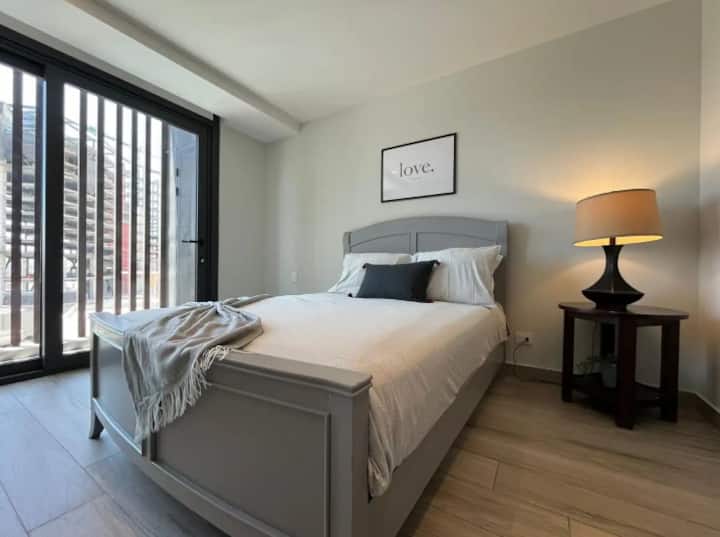 Bienvenido a nuestra segunda recámara, equipada para ofrecerte comodidad y privacidad durante tu estadía.