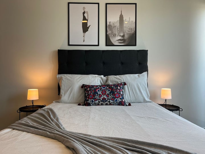 Descubre la comodidad de nuestra recámara, equipada con una cama queen para noches de sueño reparador.