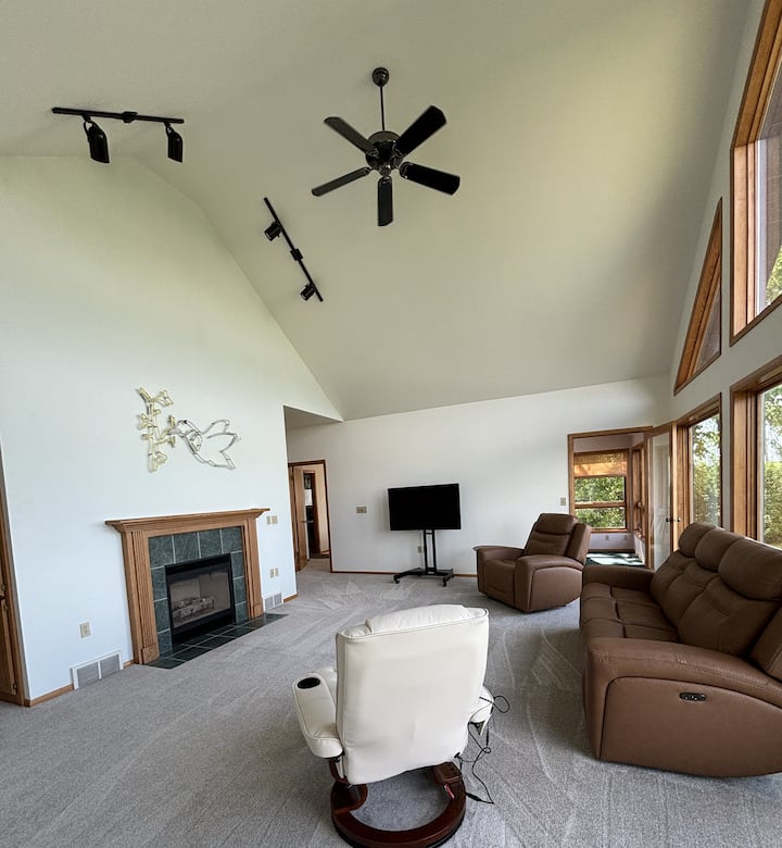 Oshkosh Home - Walk To Eaa! - Oshkosh, WI