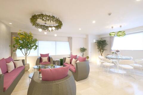 4th floor, 5 minutes by car to Kokusai-dori, 8 minutes by car to Naha Airport, up to 17 people