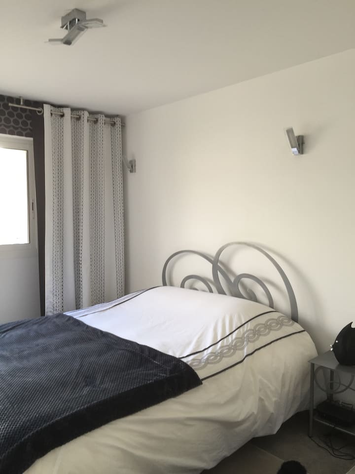 Amplia habitación grande con vestidor, cama eléctrica para 2 personas
