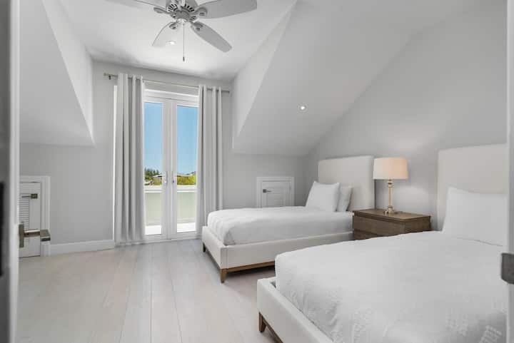 El dormitorio 4 está lleno de luz y cuenta con una pequeña terraza con vistas al jardín.

Nota: Las dos camas individuales se pueden convertir en una cama tamaño «king» (ver foto siguiente). Por favor, háganos saber su preferencia con antelación para que esté configurada para su llegada.