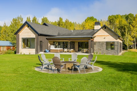 Luxury Mountain Escape with Hot Tub & Golf Access