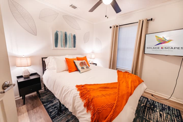 Vstúpte do našej pokojnej spálne s manželskou posteľou, zakotvenej v pohodlí. Plyšový matrac, zatemňovacie závesy a bohémska výzdoba vytvárajú pokojné útočisko. Inteligentná televízia zaisťuje relaxáciu a zábavu. Vitajte vo svojej pokojnej oáze.