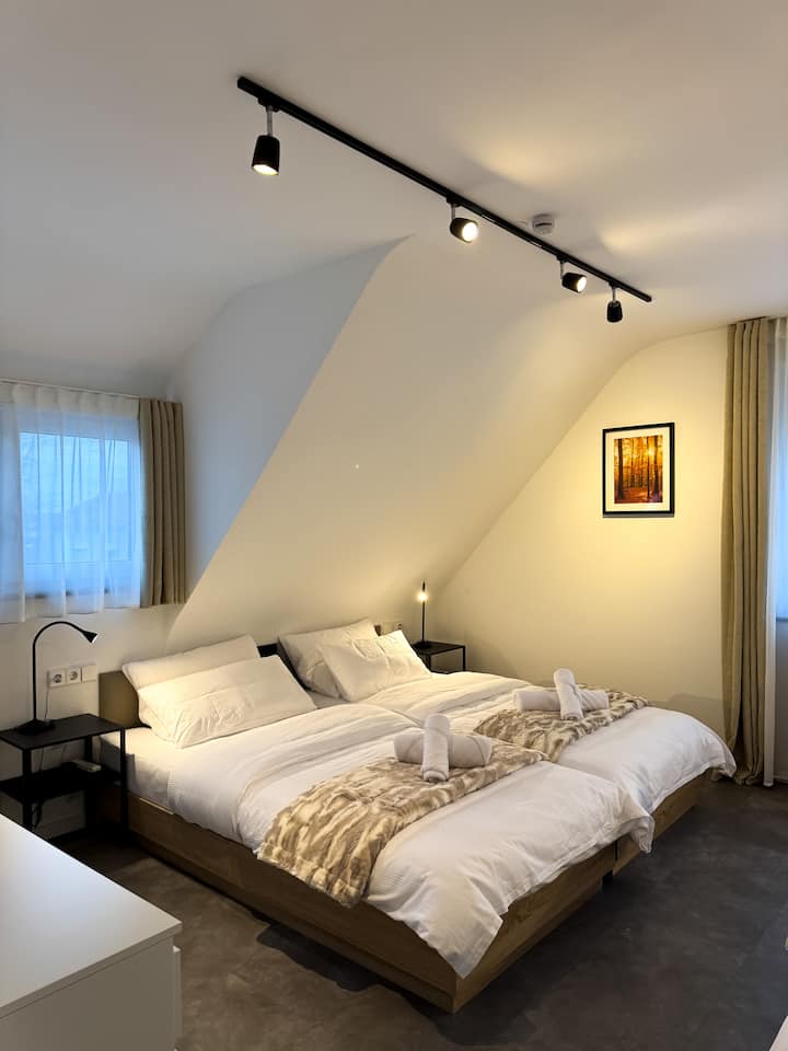 Удобниот брачен кревет (широк 150-179 см), исто така, може да се претвори во два единечни кревета со димензии 100 x 200 см.