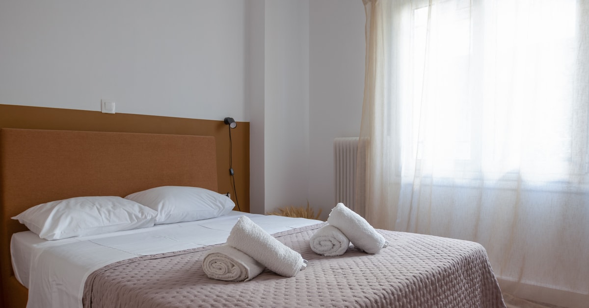 Მყუდრო საძინებელი რბილი, ნეიტრალური ფერის სქემით. Საწოლი კეთილმოწყობილია ახალი თეთრეულითა და პირსახოცებით. Დიდ ფანჯარაში ბევრი ბუნებრივი სინათლეა, რაც ქმნის კაშკაშა, მიმზიდველ ატმოსფეროს, რომელიც იდეალურია დასვენებისთვის.

