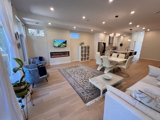 Modern 2023 Home in Ottawa — Sleeps 8 gallery image 2