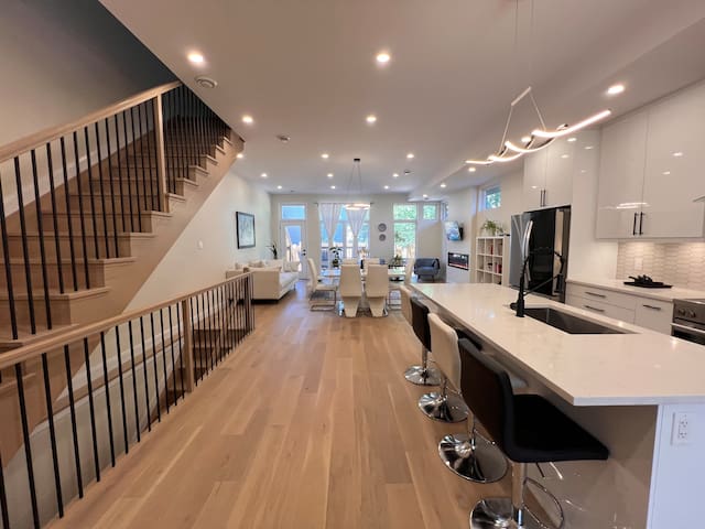 Modern 2023 Home in Ottawa — Sleeps 8